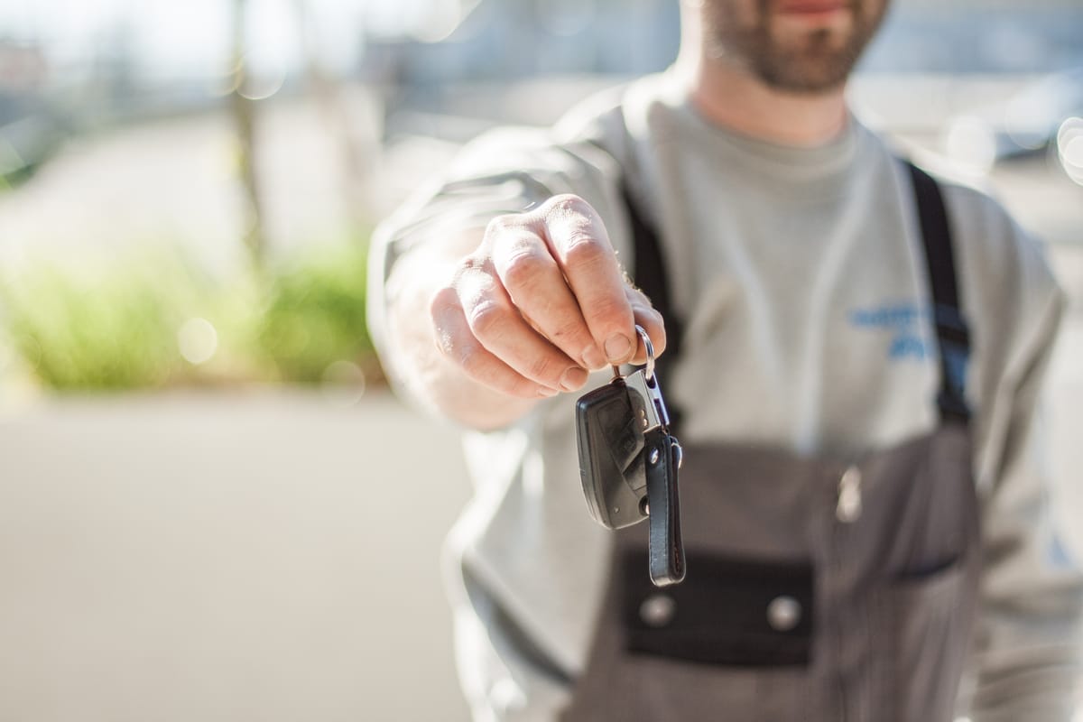 How To Choose The Right Towing Service - Featured Image